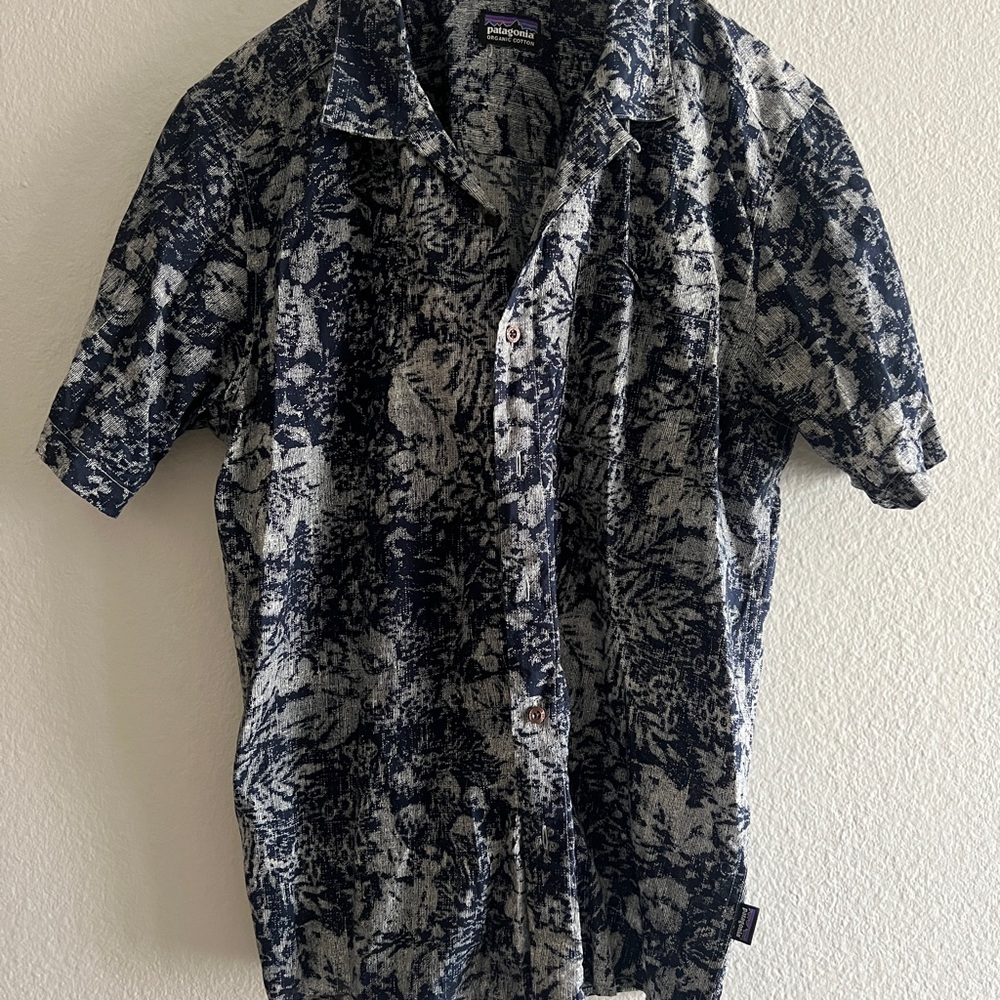 Patagonia Men's Blue and White Patterned Shirt, size medium